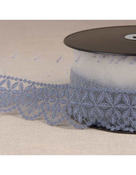 Tule bordado con flores de roseta - Azul lavanda