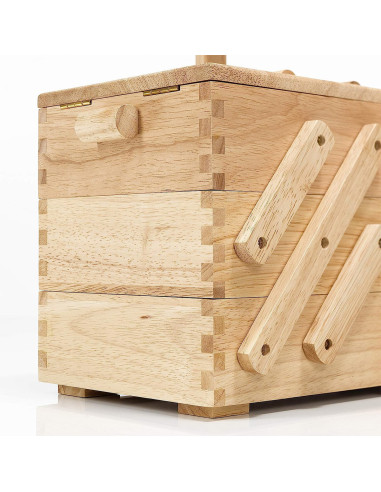 Trabajadora de costura en madera clara L