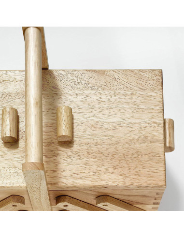 Trabajadora de costura en madera clara L