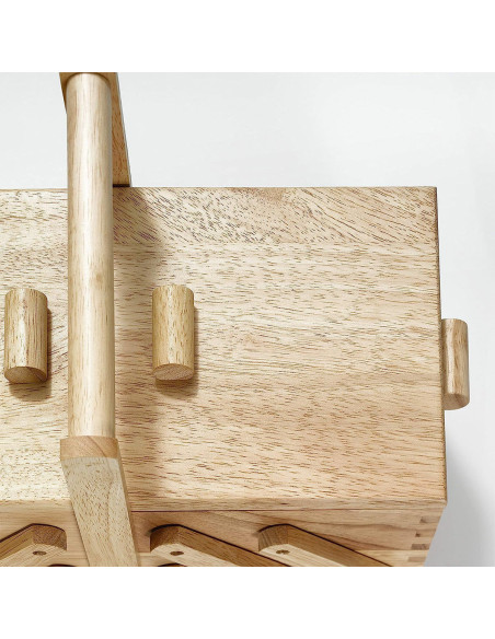 Trabajadora de costura en madera clara L