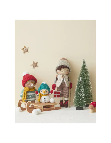 Libro de muñecas y amigurumis en la montaña a crochet