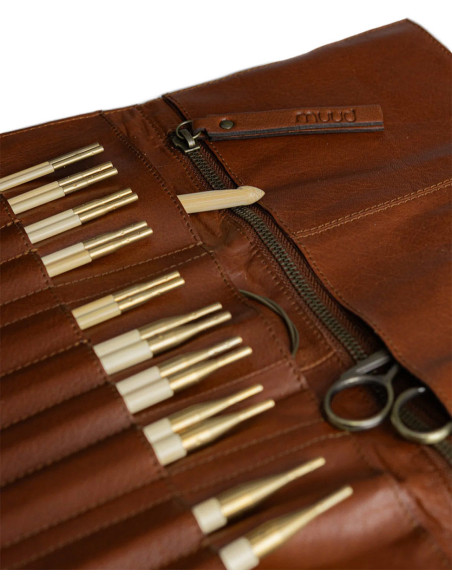 Estuche de almacenamiento de cuero para agujas circulares Muud Stockholm - Marrón Intenso