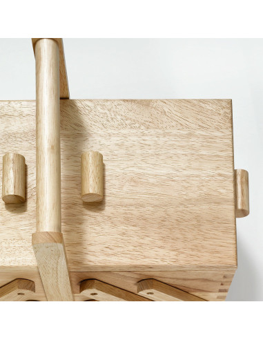 Trabajadora de costura en madera clara M