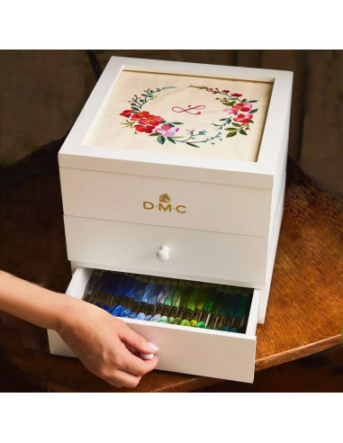 Caja de madera personalizable con 70 hilos mouliné DMC