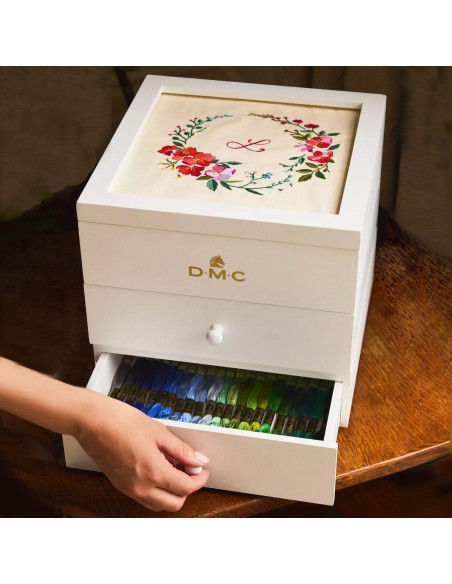 Caja de madera personalizable con 70 hilos mouliné DMC