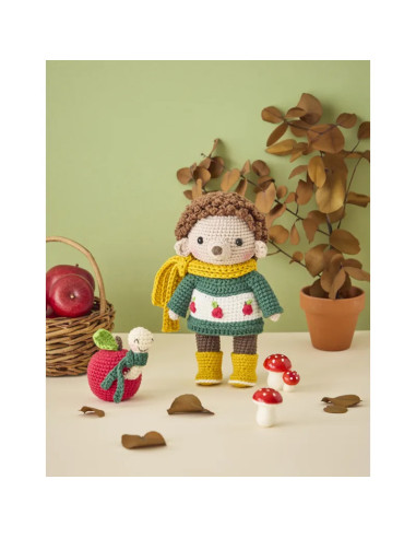 Libro de muñecas y amigurumis en otoño