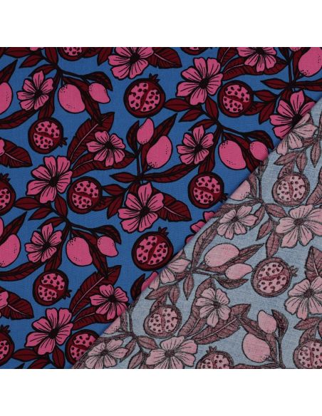 Tejido de viscosa - Flores rosas sobre fondo azul
