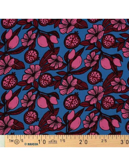 Tejido de viscosa - Flores rosas sobre fondo azul