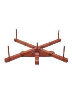Devanador de madeja de madera sobre mesa duradero