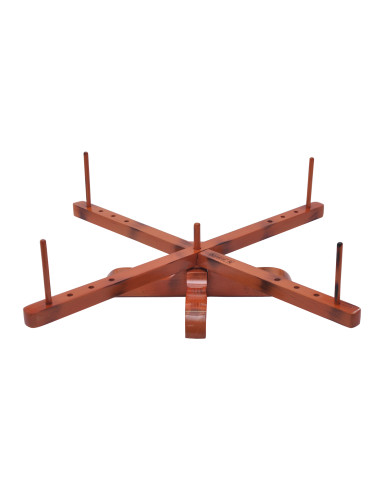Devanador de madeja de madera sobre mesa duradero