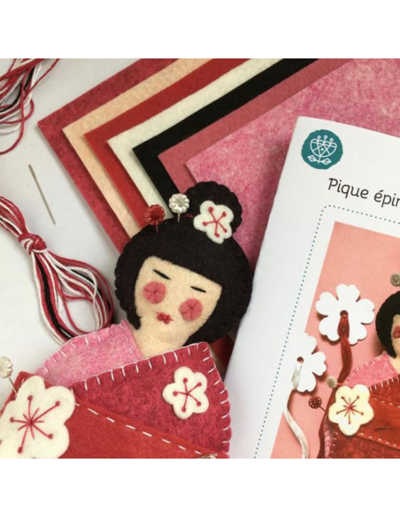 Kit de fieltro kokeshi alfiletero y guarda tijeras